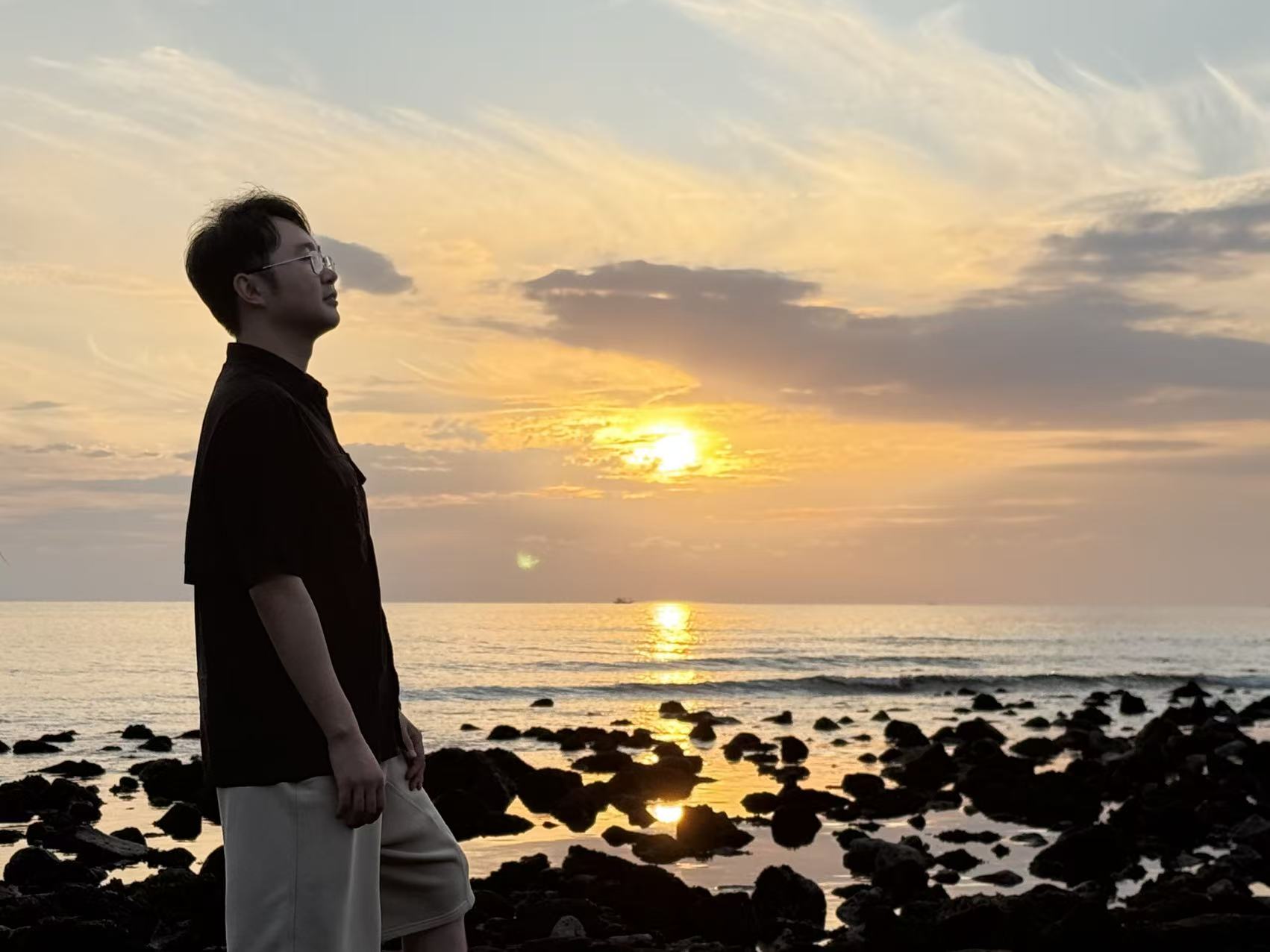 衣景龙在海边日落时的照片
